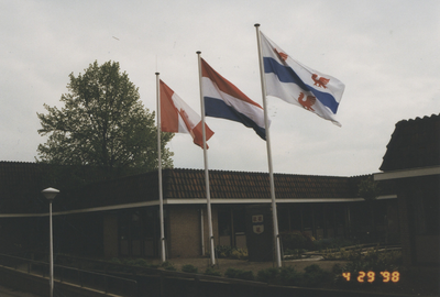 F014836 IJsselmuiden, Vlaggen uit voor de Canadese oorlogsveteranen op 29 april 1998.