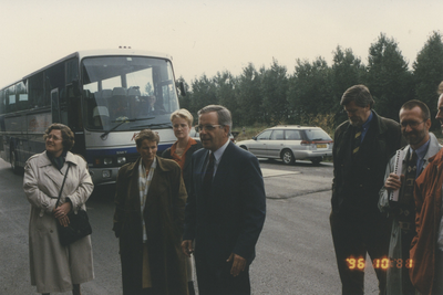 F014837 Excursie van de gemeenteraad van IJsselmuiden op 1 oktober 1996 naar de Verzinkerij Kampen, Zalkervoetveer en ...