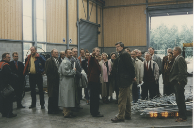 F014839 Excursie van de gemeenteraad van IJsselmuiden op 1 oktober 1996 naar de Verzinkerij Kampen, Zalkervoetveer en ...