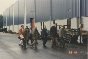 F014840 Excursie van de gemeenteraad van IJsselmuiden op 1 oktober 1996 naar de Verzinkerij Kampen, Zalkervoetveer en ...