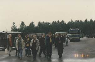 F014841 Excursie van de gemeenteraad van IJsselmuiden op 1 oktober 1996 naar de Verzinkerij Kampen, Zalkervoetveer en ...