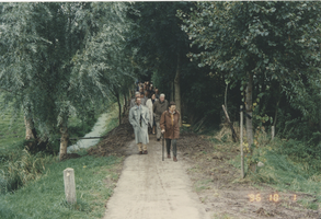 F014846 Excursie van de gemeenteraad van IJsselmuiden op 1 oktober 1996 naar de Verzinkerij Kampen, Zalkervoetveer en ...