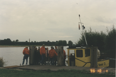 F014848 Excursie van de gemeenteraad van IJsselmuiden op 1 oktober 1996 naar de Verzinkerij Kampen, Zalkervoetveer en ...