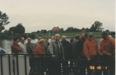 F014849 Excursie van de gemeenteraad van IJsselmuiden op 1 oktober 1996 naar de Verzinkerij Kampen, Zalkervoetveer en ...