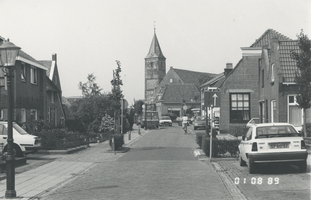 F014899 Dorpsweg te IJsselmuiden met zicht op de Ned. Herv. kerk.