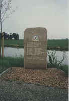 F014908 Monument oorlogsslachtoffers aan de Oude Wetering te Mastenbroek.