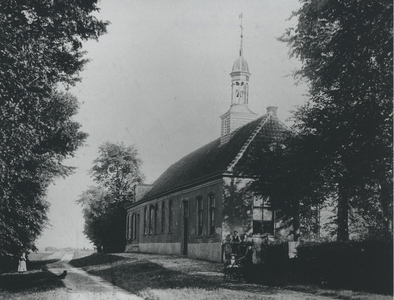 F014974 Nederland Hervormde Kerk aan de Hogeweg situatie waarbij de pastorie is ingebouwd in de kerk (bij de dakkapel).
