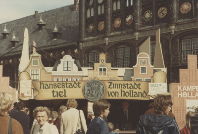 F015038 Hanzedagen van 1983 in Lübeck Duitsland. Kamper markt delegatie voor de gemeente kampen, J.W. Boekhoven, R.G. ...