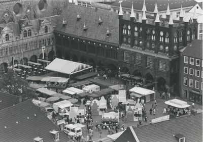 F015044 Hanzedagen van 1983 in Lübeck Duitsland. Kamper markt delegatie voor de gemeente kampen, J.W. Boekhoven, R.G. ...