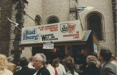 F015075 Hanzedagen van 1984 in Neuss Duitsland. Kamper markt delegatie voor de gemeente Kampen, E. Ehrhart, J.D. ...