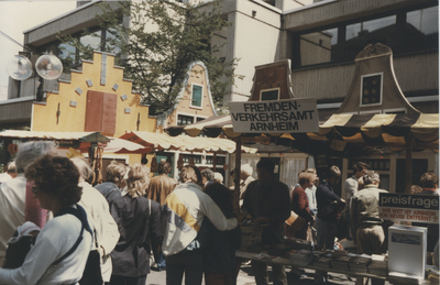 F015077 Hanzedagen van 1984 in Neuss Duitsland. Kamper markt delegatie voor de gemeente Kampen, E. Ehrhart, J.D. ...