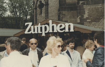 F015083 Hanzedagen van 1984 in Neuss Duitsland. Kamper markt delegatie voor de gemeente Kampen, E. Ehrhart, J.D. ...