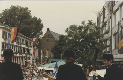 F015088 Hanzedagen van 1984 in Neuss Duitsland. Kamper markt delegatie voor de gemeente Kampen, E. Ehrhart, J.D. ...
