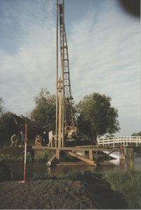 F015152 Gemeentewerken IJsselmuiden vernieuwen brug van het Meerpad over de Trekvaart.