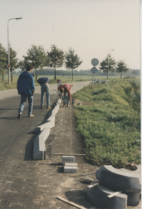 F015153 Gemeentewerken IJsselmuiden, stoepbanden leggen na het asfalteren..