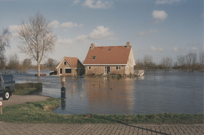 F015210 Hoog water in de IJssel .