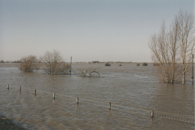 F015215 Hoog water in de IJssel .