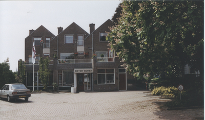 F015236 Het pand van Beter Wonen in IJsselmuiden aan de Dorpsweg.