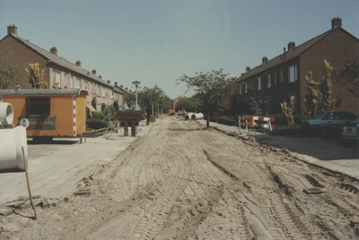 F015268 Straatwerkzaamheden en riolering in de Simon Johannesstraat en Van Diggelenweg te IJsselmuiden in juni 1989.