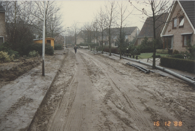 F015269 Straatwerkzaamheden en riolering in de Simon Johannesstraat en Van Diggelenweg te IJsselmuiden in juni 1989.