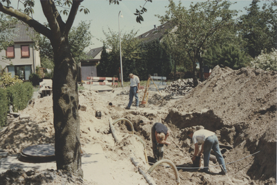 F015281 Straatwerkzaamheden en riolering in de Simon Johannesstraat en Van Diggelenweg te IJsselmuiden in juni 1989.