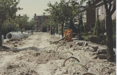 F015287 Straatwerkzaamheden en riolering in de Simon Johannesstraat en Van Diggelenweg te IJsselmuiden in juni 1989.