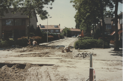 F015289 Straatwerkzaamheden en riolering in de Simon Johannesstraat en Van Diggelenweg te IJsselmuiden in juni 1989.