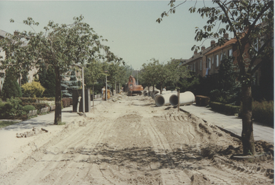 F015290 Straatwerkzaamheden en riolering in de Simon Johannesstraat en Van Diggelenweg te IJsselmuiden in juni 1989.