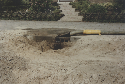 F015291 Straatwerkzaamheden en riolering in de Simon Johannesstraat en Van Diggelenweg te IJsselmuiden in juni 1989.
