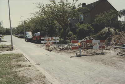 F015292 Straatwerkzaamheden en riolering in de Simon Johannesstraat en Van Diggelenweg te IJsselmuiden in juni 1989.