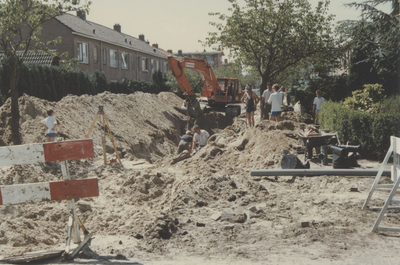 F015293 Straatwerkzaamheden en riolering in de Simon Johannesstraat en Van Diggelenweg te IJsselmuiden in juni 1989.
