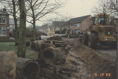 F015294 Straatwerkzaamheden en riolering in de Simon Johannesstraat en Van Diggelenweg te IJsselmuiden in juni 1989.