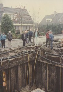 F015295 IJsselmuiden, Het plaatsen van een pompput in de Hoepelweg in december 1988.