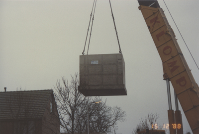 F015300 IJsselmuiden, Het plaatsen van een pompput in de Hoepelweg in december 1988.