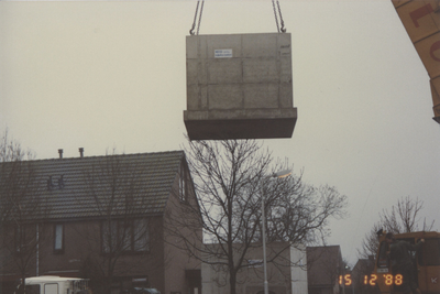 F015301 IJsselmuiden, Het plaatsen van een pompput in de Hoepelweg in december 1988.