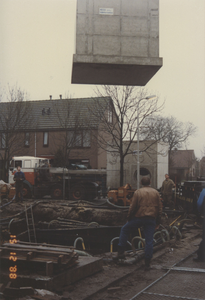 F015302 IJsselmuiden, Het plaatsen van een pompput in de Hoepelweg in december 1988.