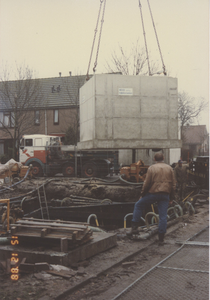 F015303 IJsselmuiden, Het plaatsen van een pompput in de Hoepelweg in december 1988.