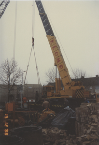 F015305 IJsselmuiden, Het plaatsen van een pompput in de Hoepelweg in december 1988.