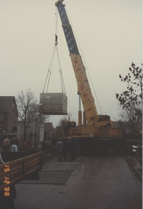 F015311 IJsselmuiden, Het plaatsen van een pompput in de Hoepelweg in december 1988.