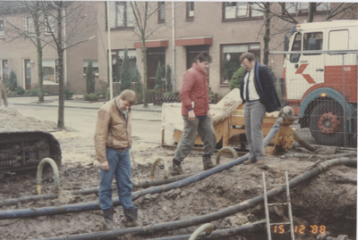 F015312 IJsselmuiden, Het plaatsen van een pompput in de Hoepelweg in december 1988.