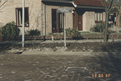 F015314 IJsselmuiden, Het plaatsen van een pompput in de Hoepelweg in december 1988.