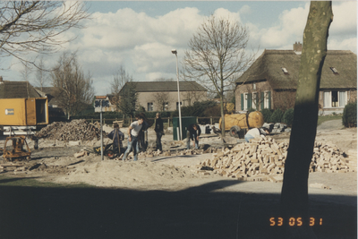 F015315 IJsselmuiden, Het plaatsen van een pompput in de Hoepelweg in december 1988.
