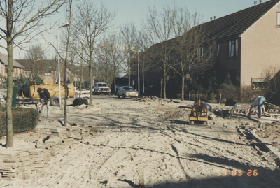 F015317 IJsselmuiden, Het plaatsen van een pompput in de Hoepelweg in december 1988.