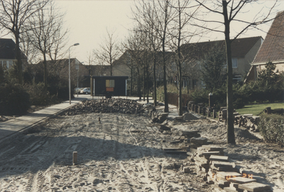 F015319 IJsselmuiden, Het plaatsen van een pompput in de Hoepelweg in december 1988.