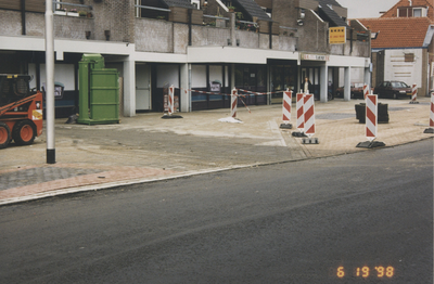 F015436 IJsselmuiden Burgemeester van Engelenweg foto's genomen door de Gemeentewerken IJsselmuiden op het voorterrein ...