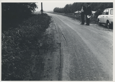 F015533 Serie van 16 foto's van de inspectie van het wegdek ter hoogte van de De Heuvels te Kamperveen op 13 september 1968.