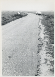 F015534 Serie van 16 foto's van de inspectie van het wegdek ter hoogte van de De Heuvels te Kamperveen op 13 september 1968.