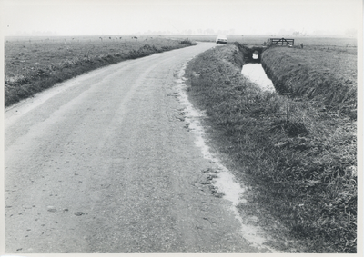 F015535 Serie van 16 foto's van de inspectie van het wegdek ter hoogte van de De Heuvels te Kamperveen op 13 september 1968.