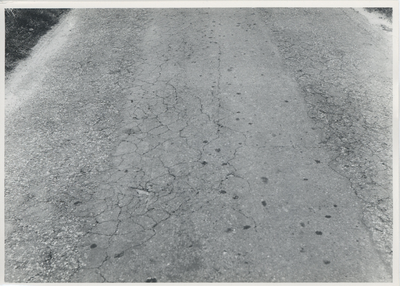 F015536 Serie van 16 foto's van de inspectie van het wegdek ter hoogte van de De Heuvels te Kamperveen op 13 september 1968.
