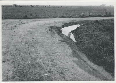 F015537 Serie van 16 foto's van de inspectie van het wegdek ter hoogte van de De Heuvels te Kamperveen op 13 september 1968.